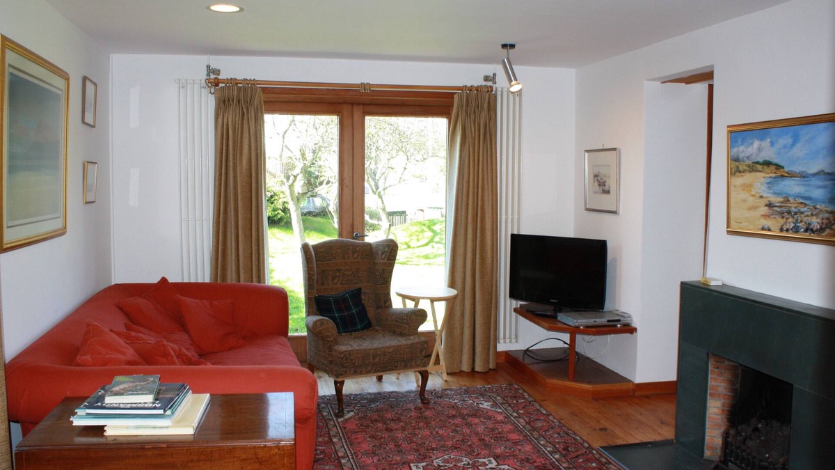 Gullane Apartment | Charming detached holiday home on lovely Goose Green, in Gullane. Pet & child friendly. Sleeps 8.