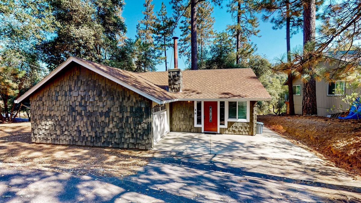 Groveland House | Charming, dog-friendly retreat with a fireplace, modern kitchen, & washer/dryer