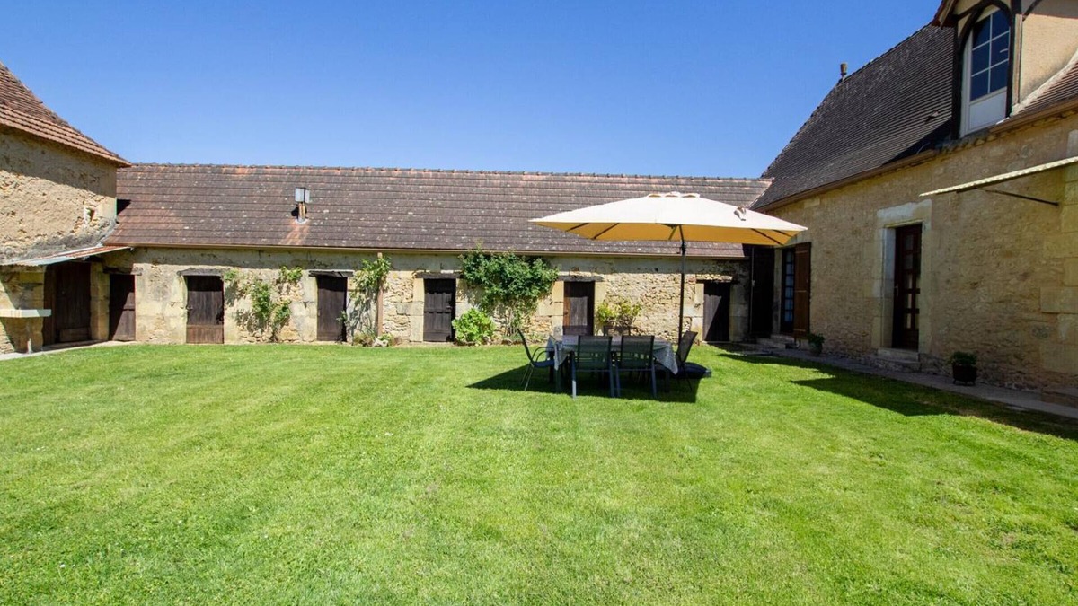 Saint-Chamassy Cottage | Charming Dordogne Farmhouse: 2BR, Garden, BBQ, Near Historic Sites