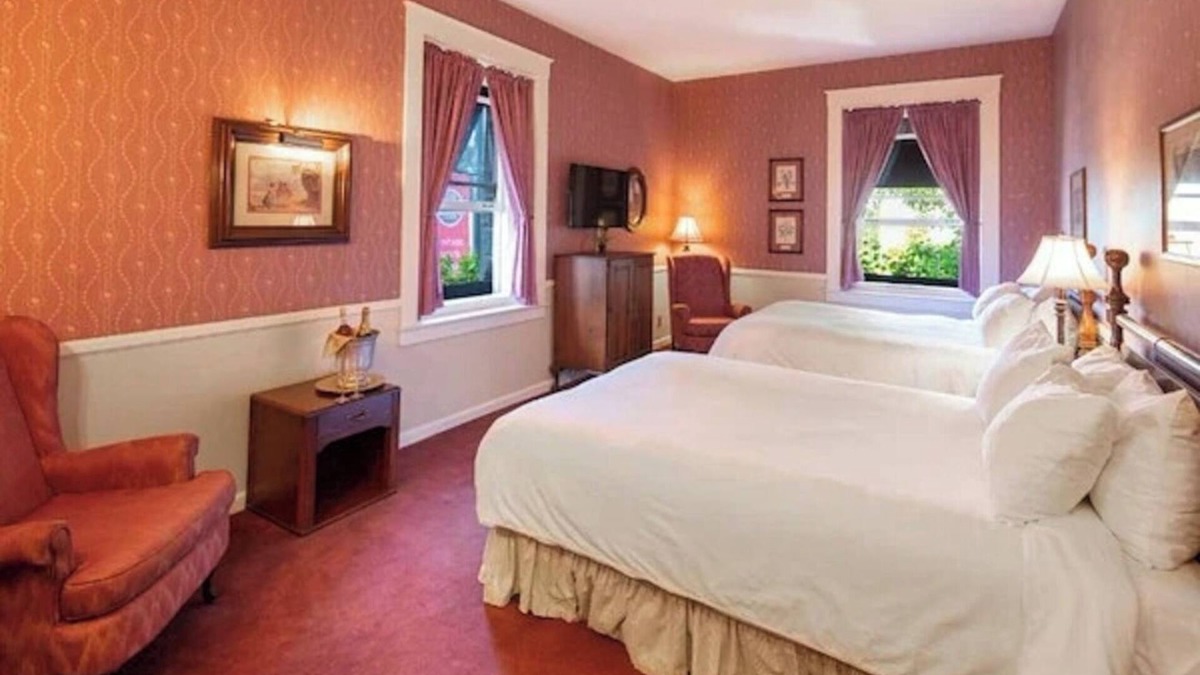 Santa Rosa Hotel | Charming Double Queen Room Near Bodega Bay + Scenic Spots for Nature Lovers