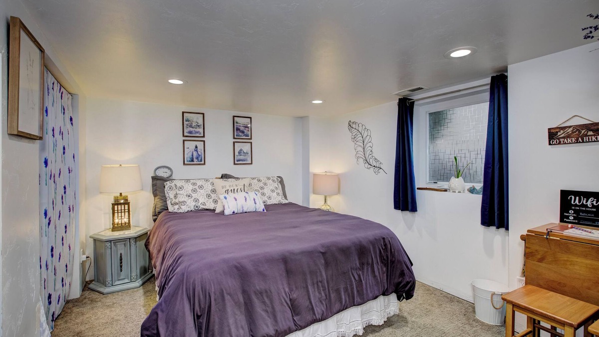 La Grande House | Charming Downtown Basement Bungalow with WiFi and AC in lovely La Grande