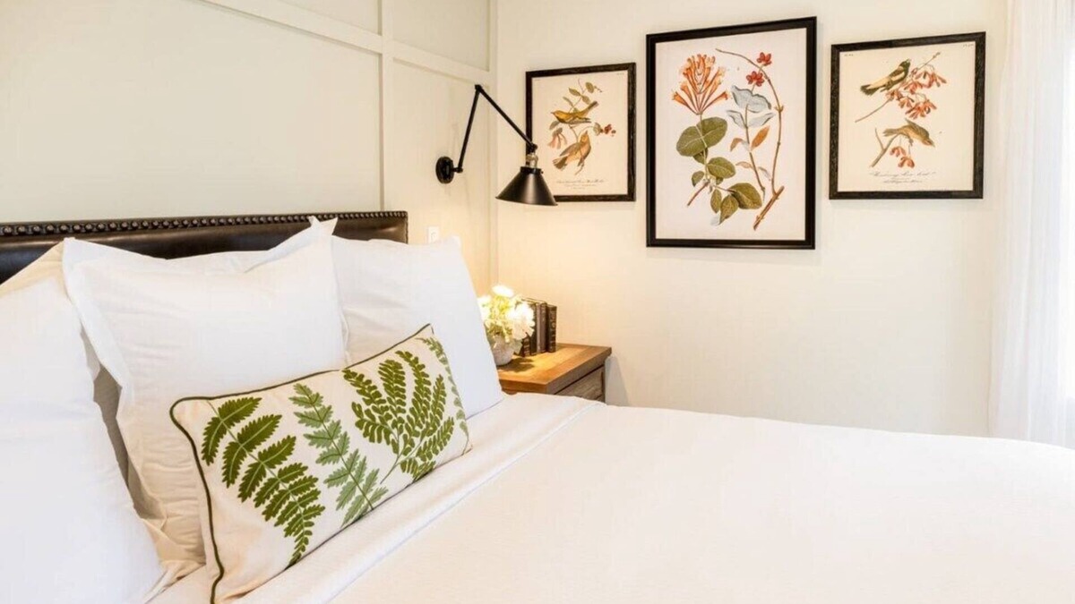 West Dundee Apartment | Charming Downtown Farmhouse Apartment #2