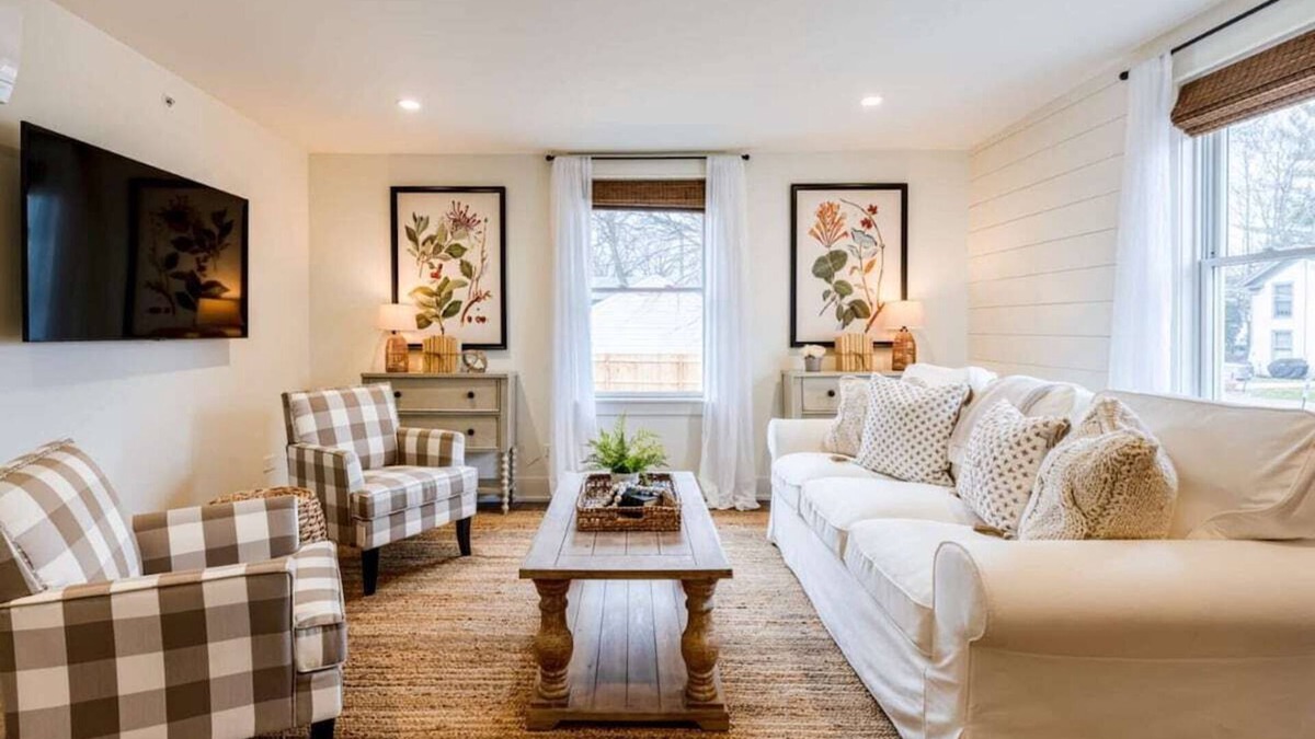 West Dundee Apartment | Charming Downtown Farmhouse Apartment #4