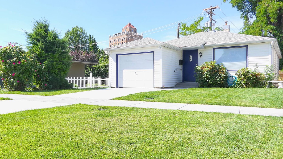 Walla Walla House | Charming downtown home, steps from Walla Walla's fine wine and dining!