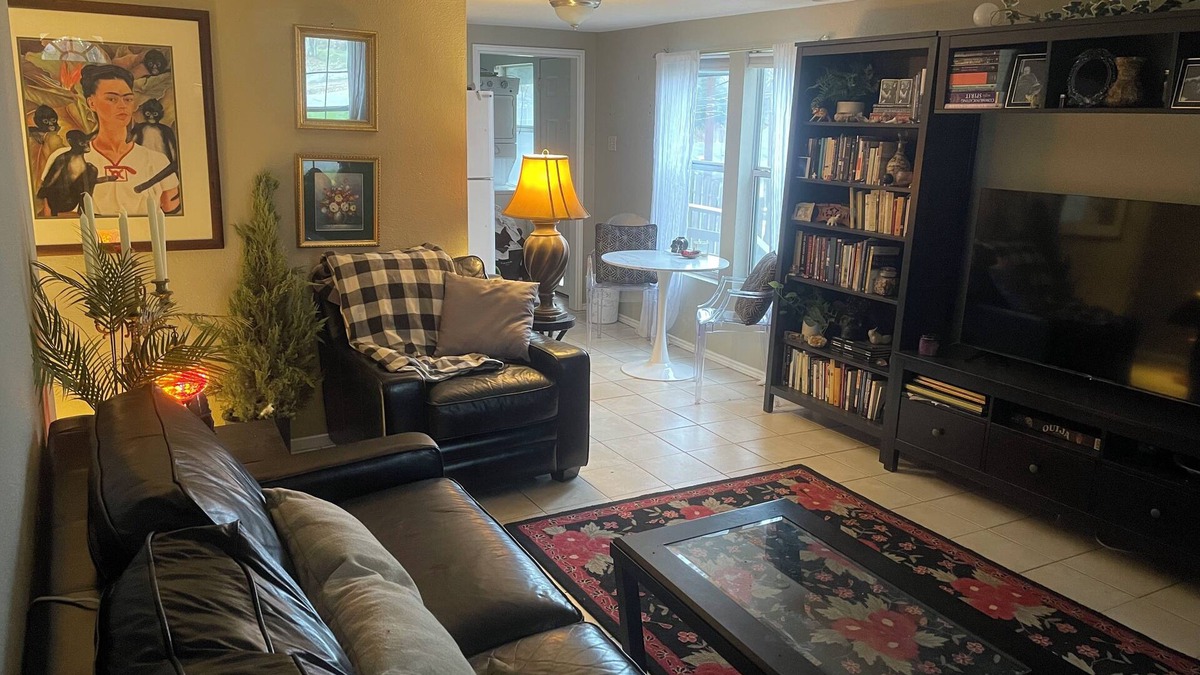 Holly House | Charming Downtown Home, king bed- backyard- best parking- in walking distance…