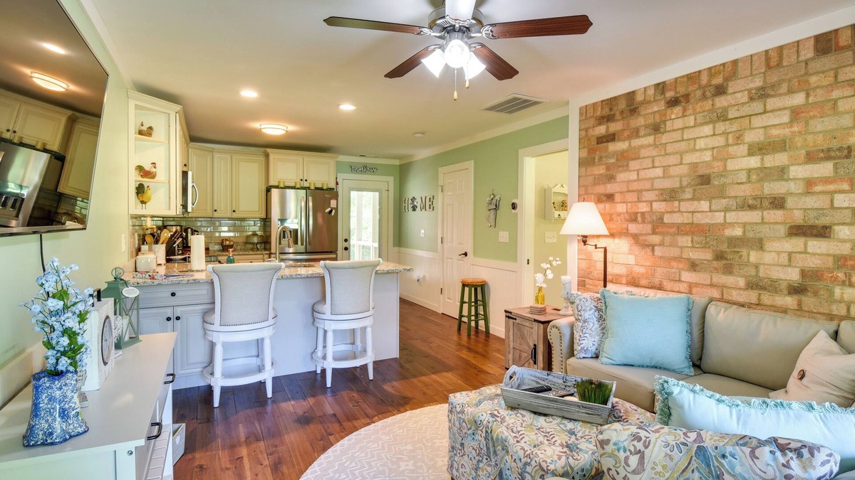 Watkinsville House | Charming Duplex: 12 Mi to UGA & Sanford Stadium!