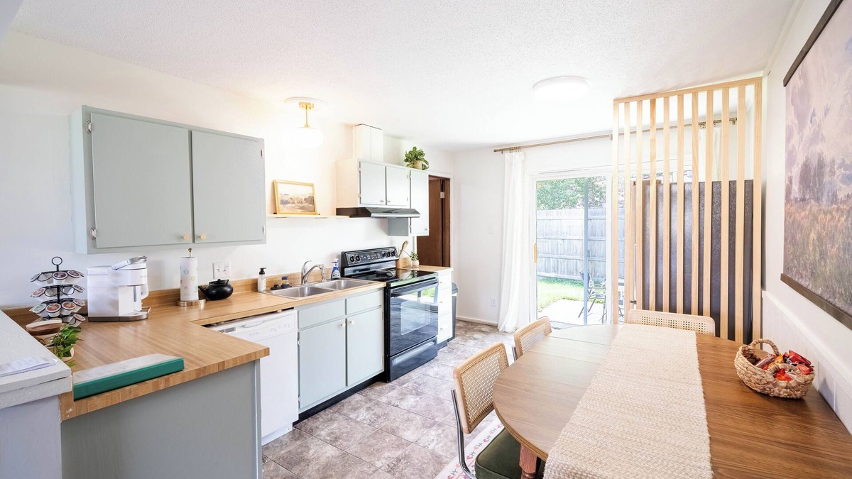 Champaign House | Charming Duplex, King Bed, Quiet Area, Near UIUC