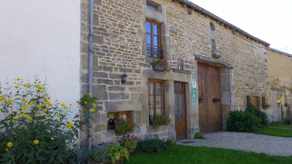 Val-de-Meuse Cottage | Charming Eco-Friendly Farmhouse with Modern Amenities, Ping-Pong, and Pet-Friendly Options