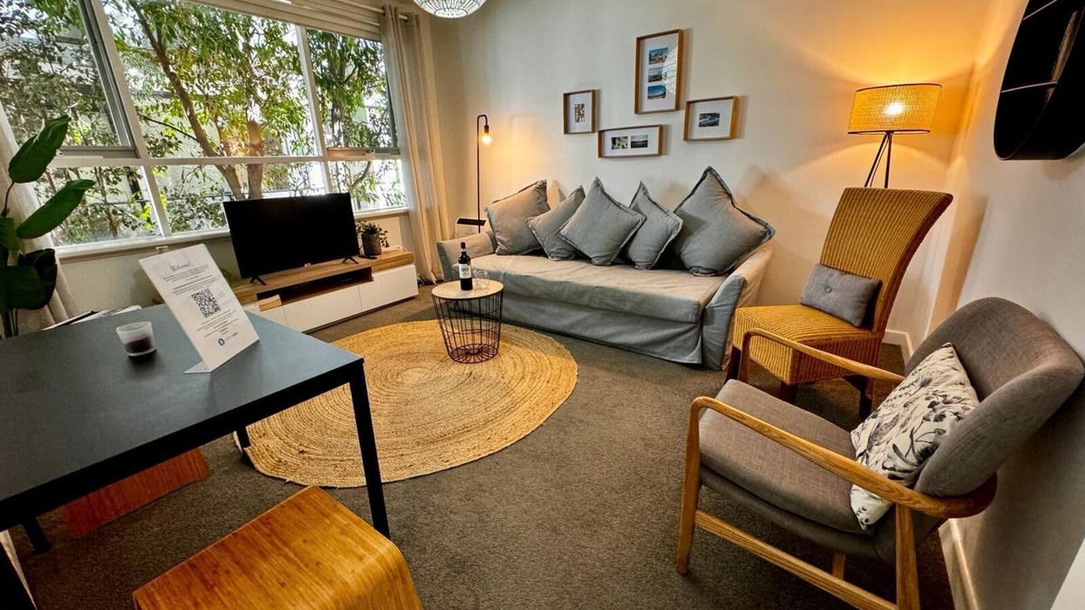 Elwood Apartment | Charming Elwood St Kilda Apmnt with Parking
