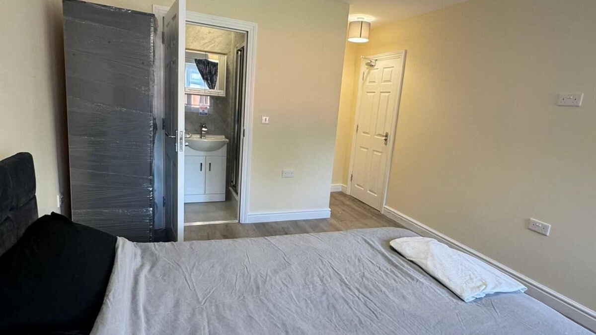 Beddington South Apartment | Charming Ensuite Room 1 with Garden Access in a 6 bed room apartment