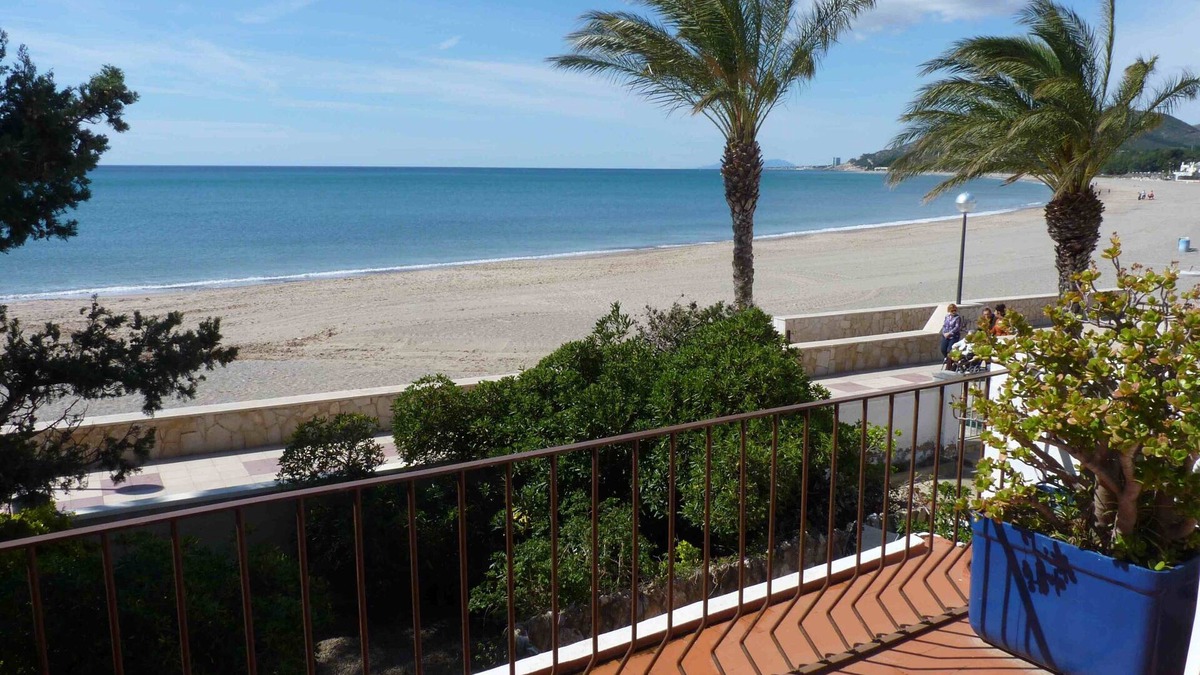 L'Hospitalet de l'Infant Villa | Charming villa with sunny terraces on the beach
