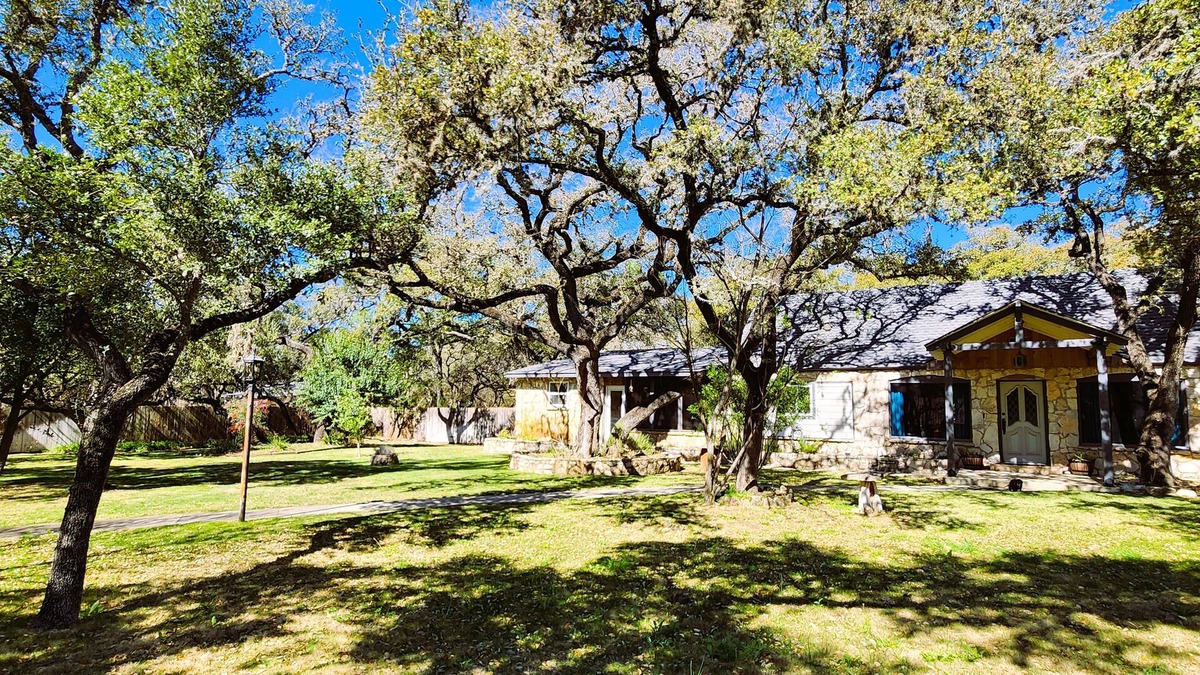 Grey Forest House | Charming Estate Home in Forested Helotes