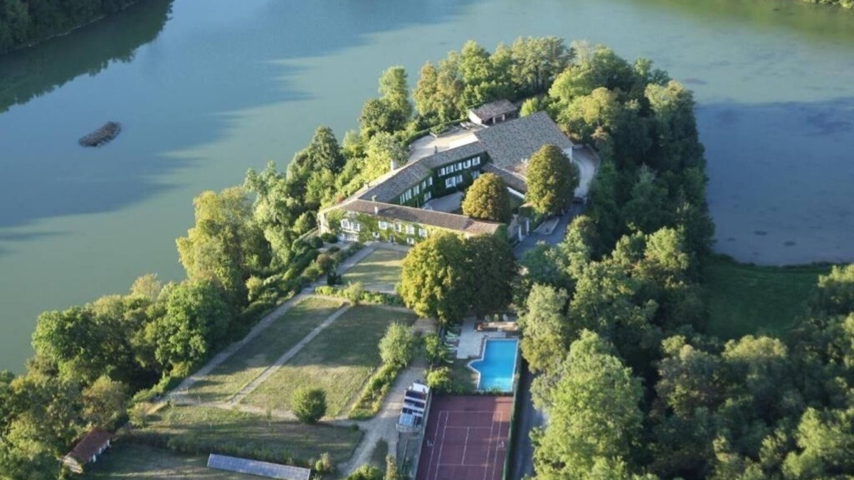 Garat House | Charming estate overlooking its private 10-hectare lake, Nature and Tranquility