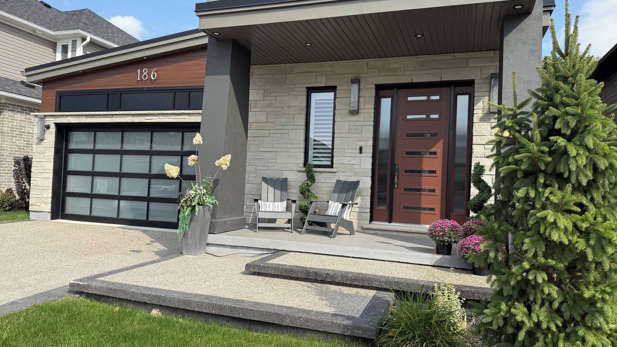 Township of Woolwich House | Charming Executive Bungalow with Hot Tub, close to St. Jacobs