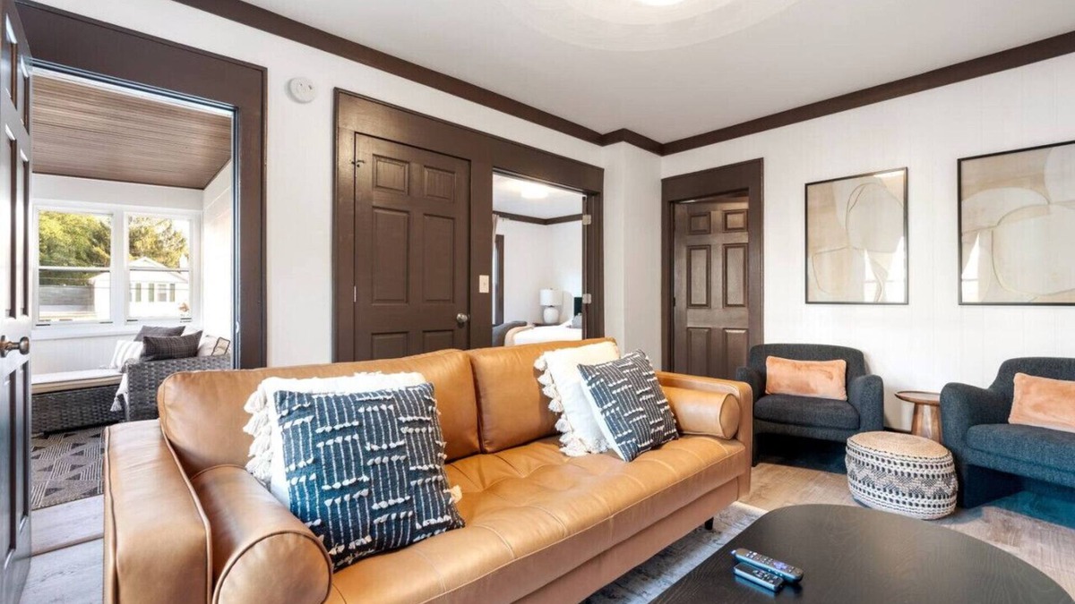 Westside Apartment | Charming Extended Stay Haven in Safe/Vibrant Area
