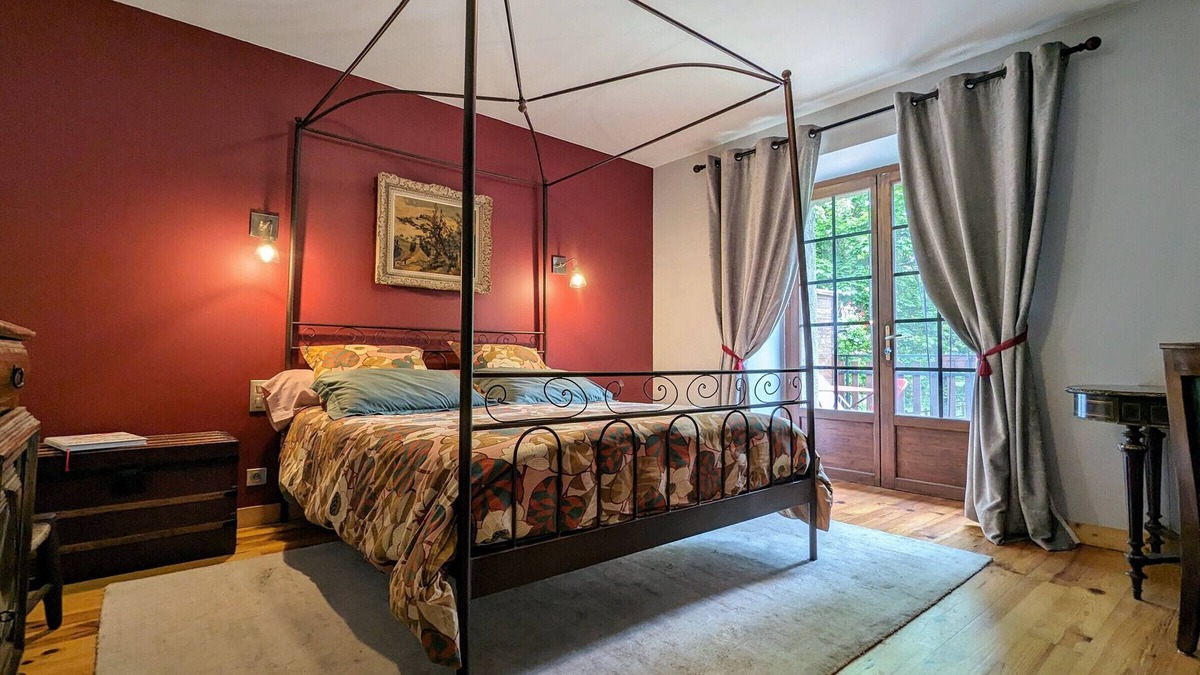 Saint-Romain-Lachalm Bed & Breakfast | Charming farmhouse with private pool and tennis
