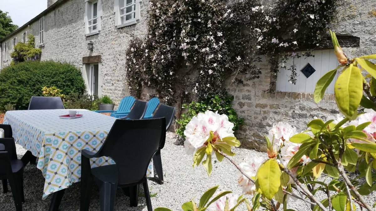 Sainte-Marie-du-Mont Cottage | Charming Farmhouse Near Landing Beaches – WiFi, Wood Stove, Private Garden, Pet-Friendly