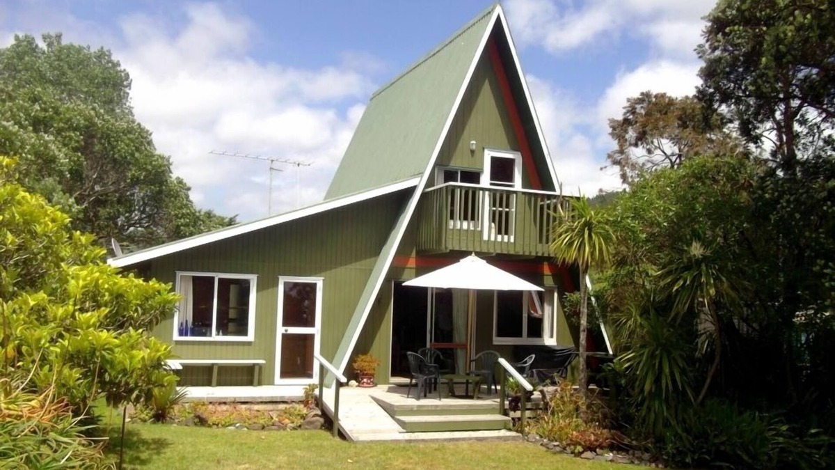 Whangapoua House | Charming Family Bach