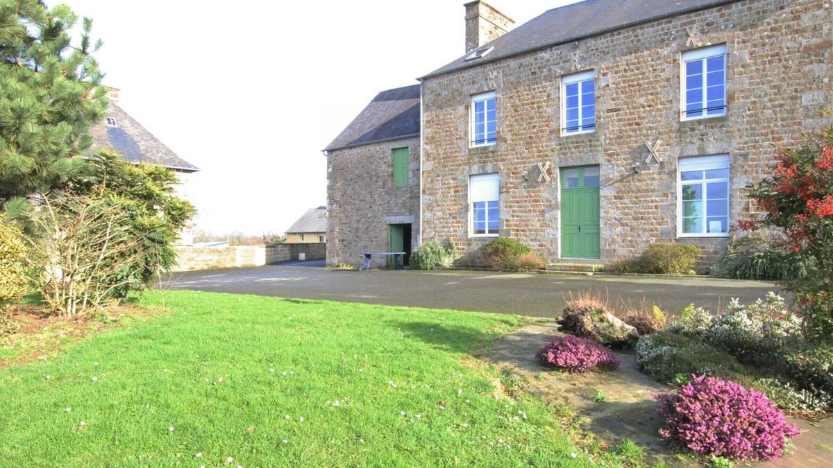 Vezins Cottage | Charming Family Home with Scenic View, Close to Mont St-Michel, Sleeps 14, Petanque, Kids' Area