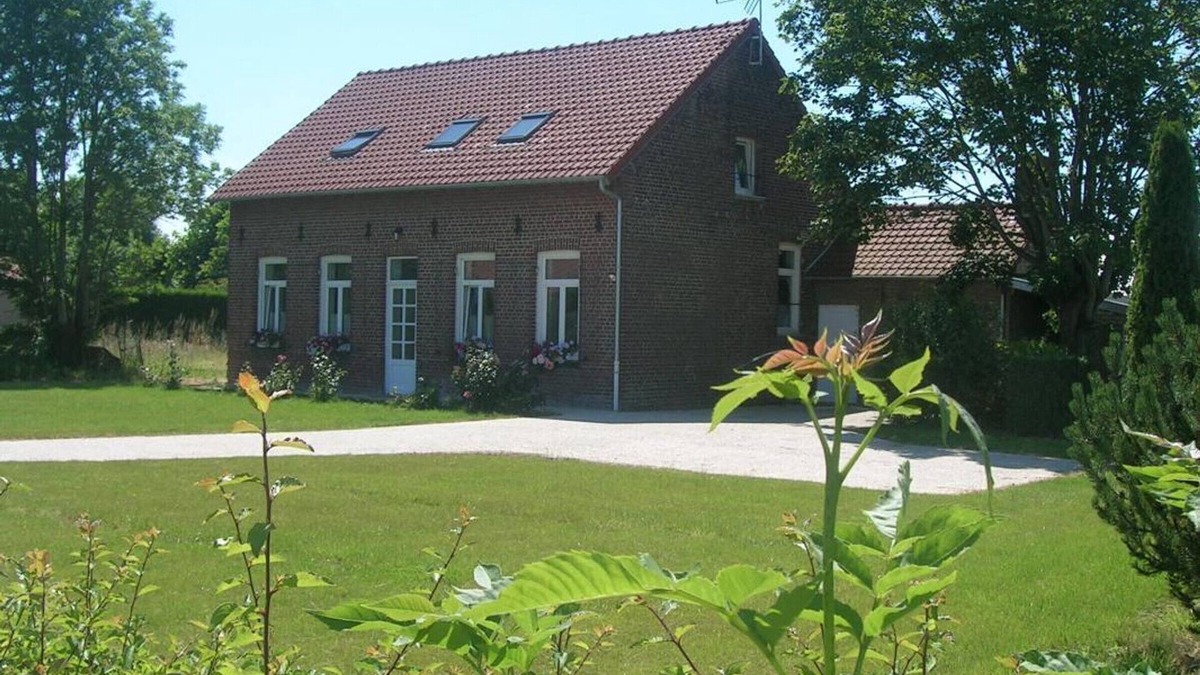 Esquelbecq Cottage | Charming Family-Friendly Cottage in Esquelbecq with Modern Amenities and Large Garden