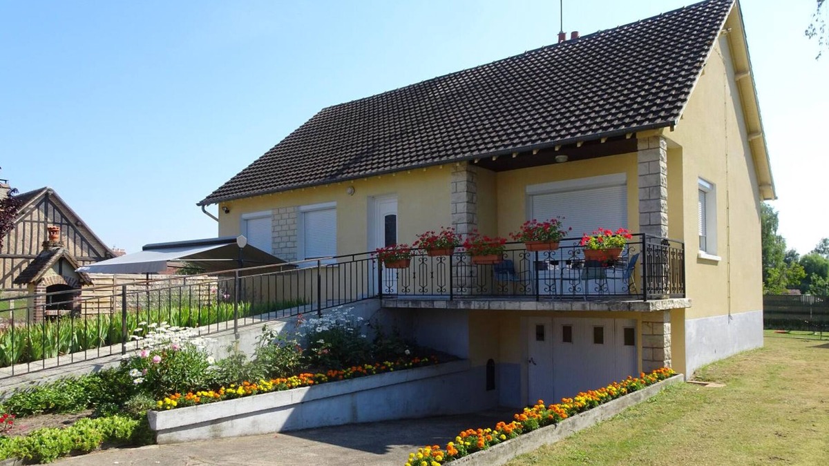 Dhuizon Cottage | Charming Family Home with Garden, Playground, and Bikes in the Heart of Sologne