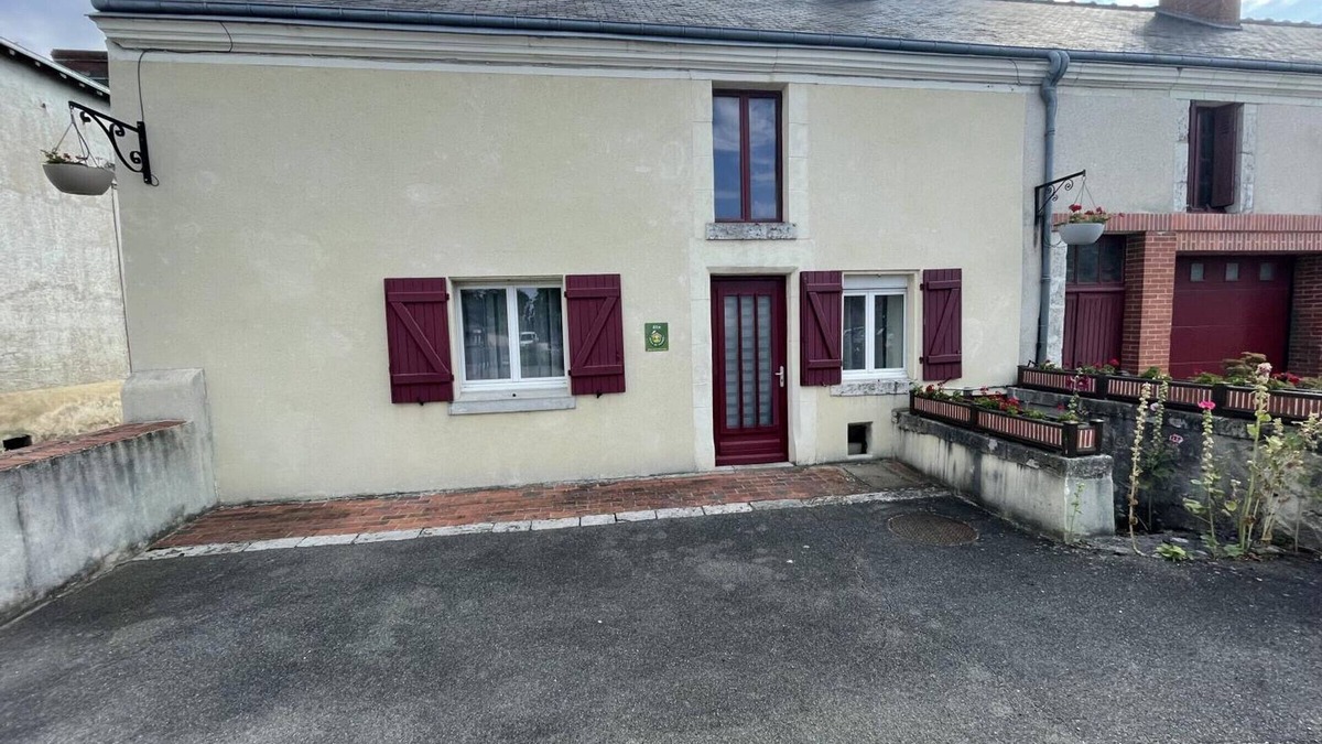 Nouan-sur-Loire Cottage | Charming Family Home with Garden, Modern Amenities, and Close to Loire Castles
