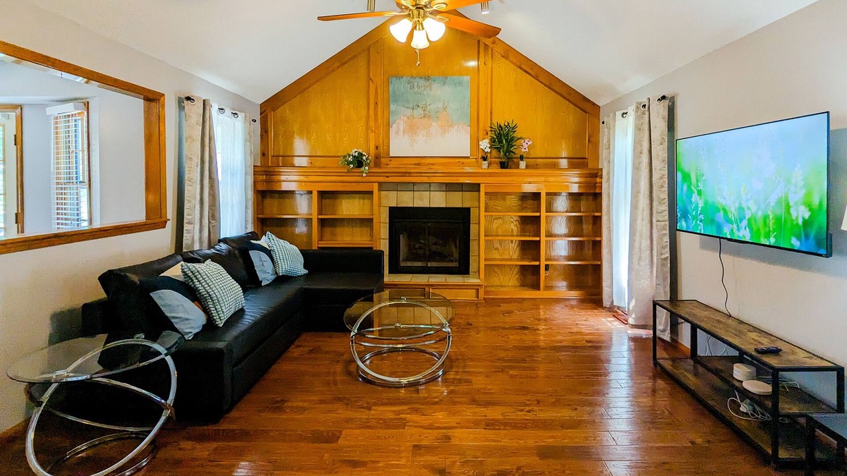 Overland Park House | Charming Family Retreat South Overland Park