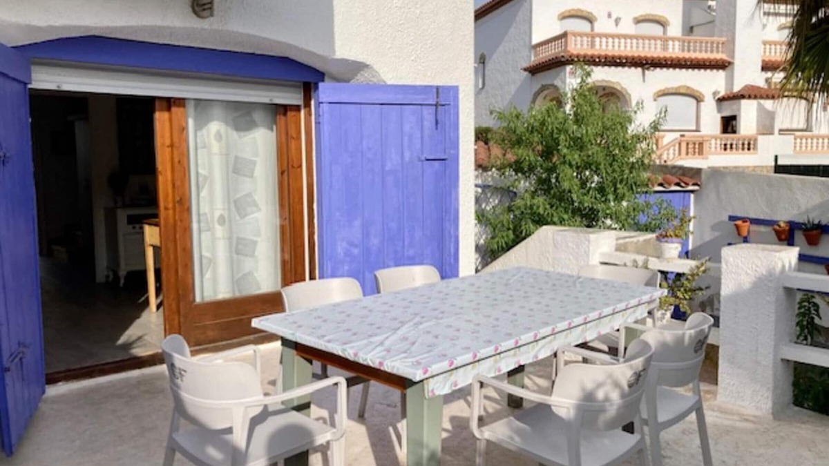 Miami Platja House | Charming Family Townhouse with Private Patio in Miami Playa