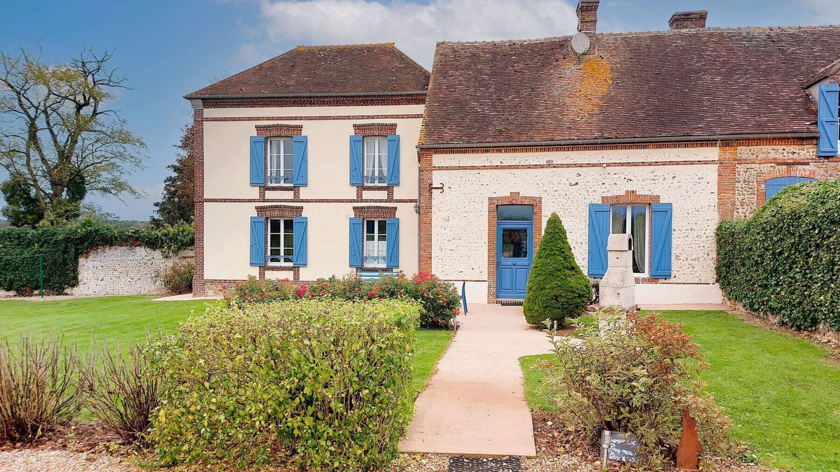 La Chapelle-Fortin Cottage | Charming Farmhouse with Private Pool & Garden near Paris
