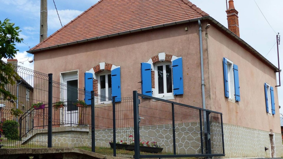 Saligny-sur-Roudon Cottage | Charming Farm Stay with Mini-Farm, Near Nature Activities, Sleeps 4-6