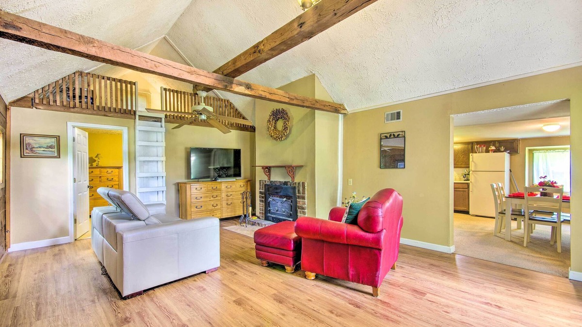 Hallsville Cottage | Charming Farm Cottage w/Fire Pit + Grill!