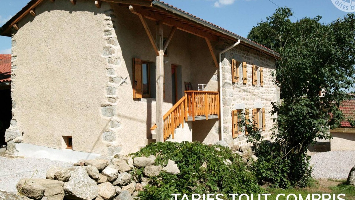 Saint-Julien-la-Vetre Cottage | Charming Farmhouse Getaway with Terrace, Mezzanine, and Pet-Friendly Garden