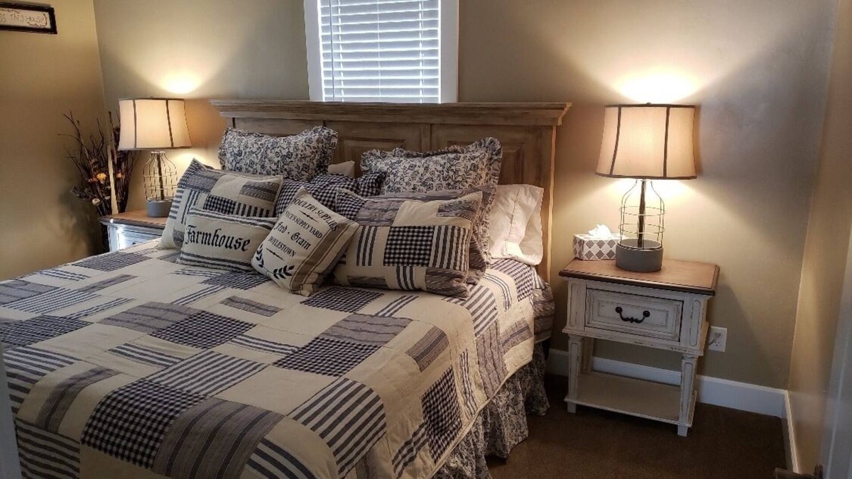 Veyo House | Charming Farmhouse at Veyo Pool Resort