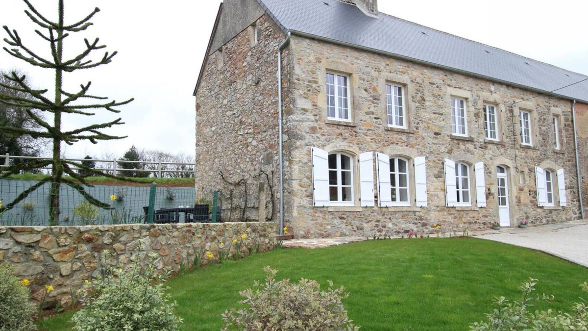 Saussemesnil Cottage | Charming Farmhouse with Fireplace, Spacious Garden, and Modern Amenities in Saussemesnil