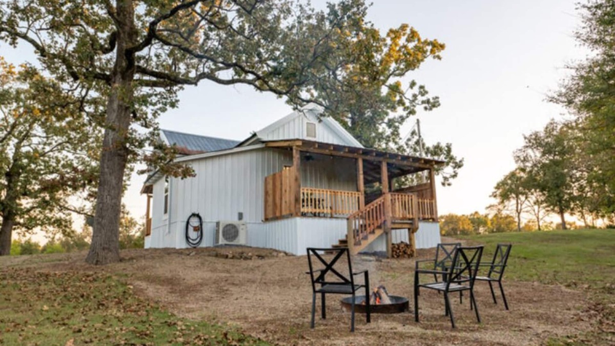 Ringold Cabin | Charming farmhouse, full kitchen, private back deck, fire pit, quiet area