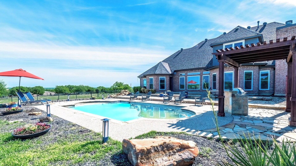 Ponder Other | Charming farmhouse in Countryside with Pool & great views for 16 guests