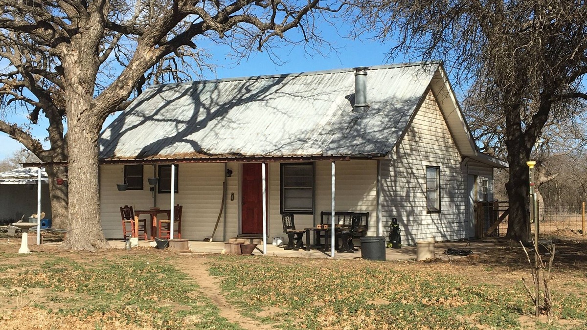 Baird Other | Charming farmhouse in tranquil Baird with AC