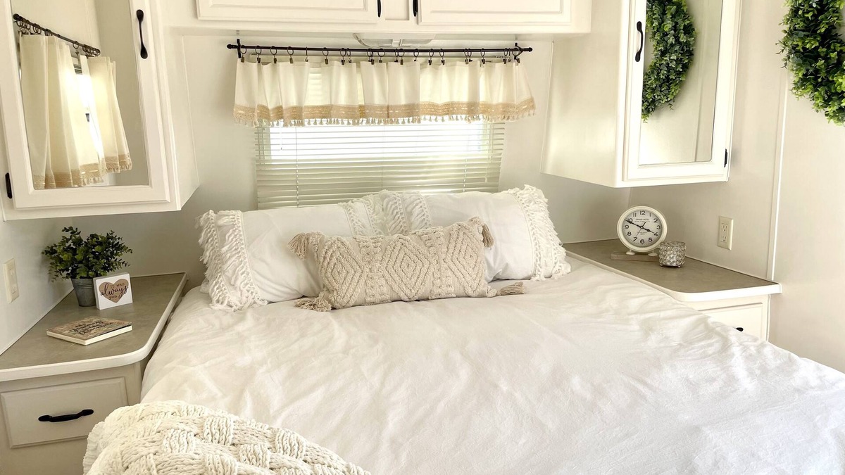 Tehachapi House | Charming Farmhouse in a Travel Trailer