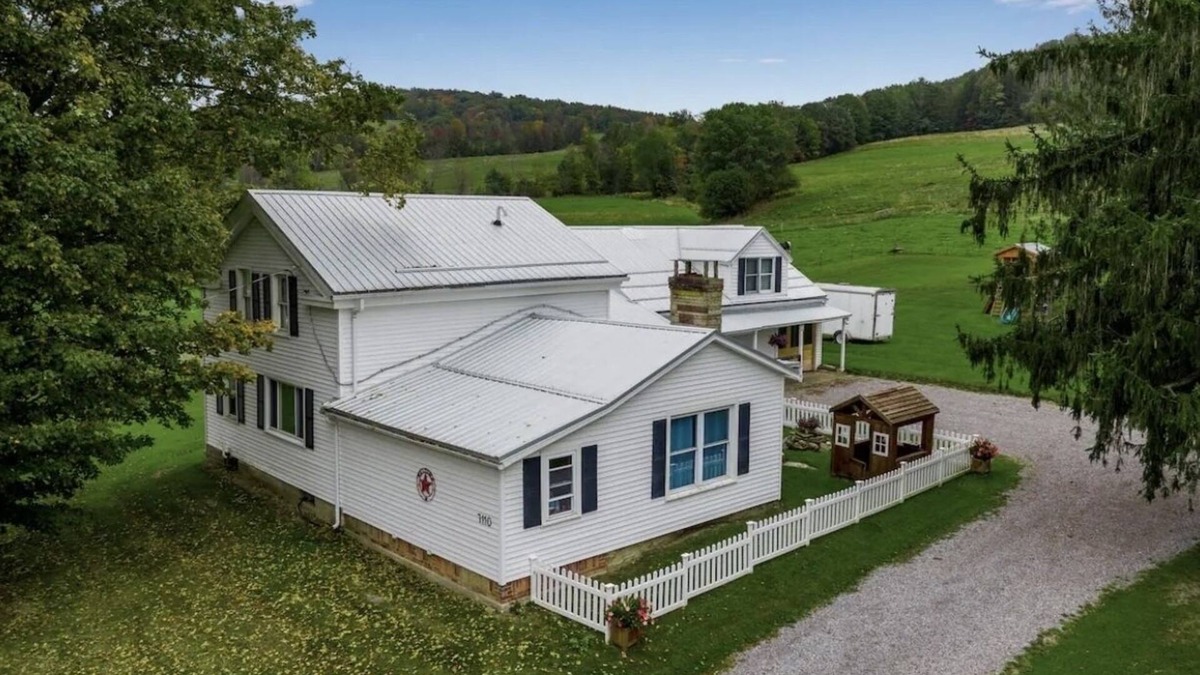 Black Creek House | Charming Farmhouse, including barn filled with horses and livestock