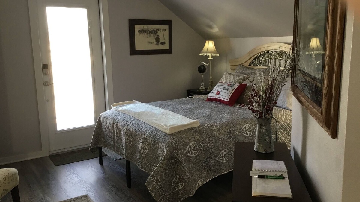 Claremore Apartment | Charming Farmhouse Loft with access to hot tub.