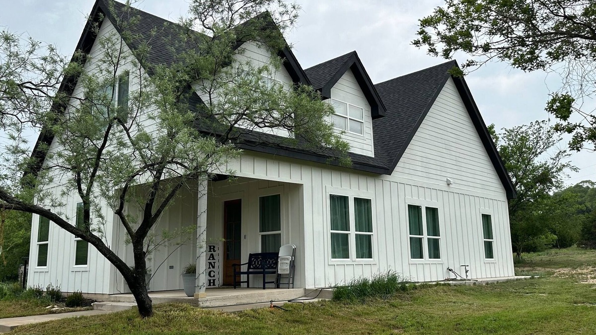 Goldsboro Other | Charming farmhouse, quiet country home, perfect for family getaway in cozy Ovalo