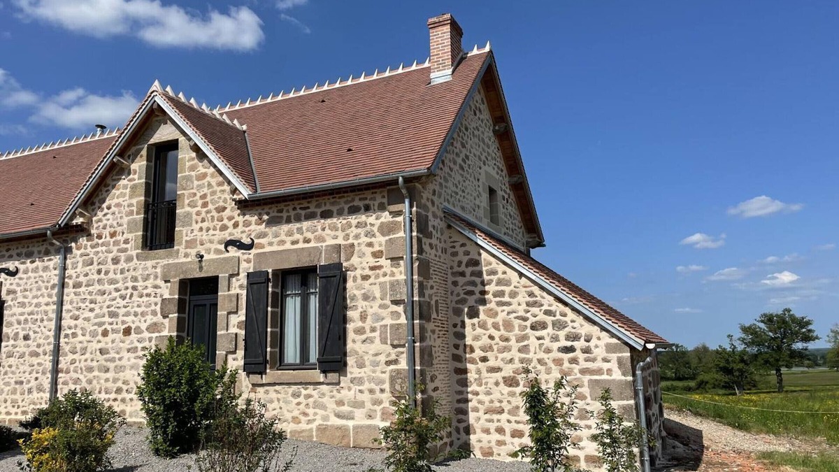 Ygrande Cottage | *Charming Farmhouse Retreat: Modern Comfort, Historic Charm, Ideal for Families & Outdoor Enthusiasts*