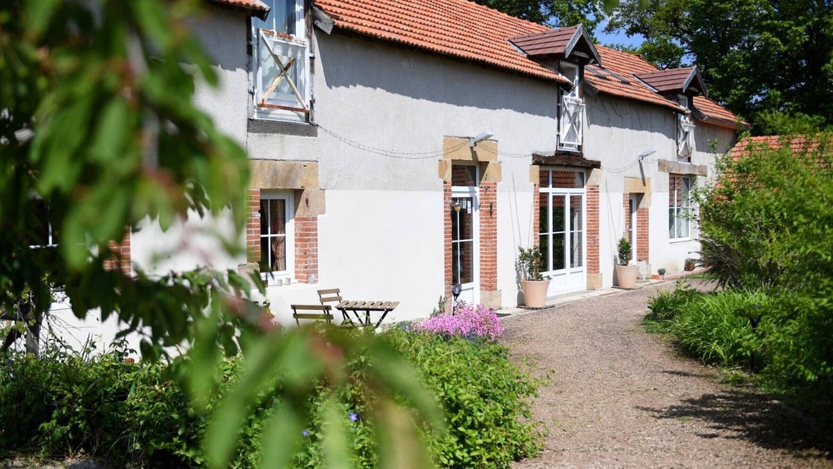 Gouise Cottage | Charming Farmhouse Retreat: Cozy Interiors, Private Garden, Fireplace, WiFi