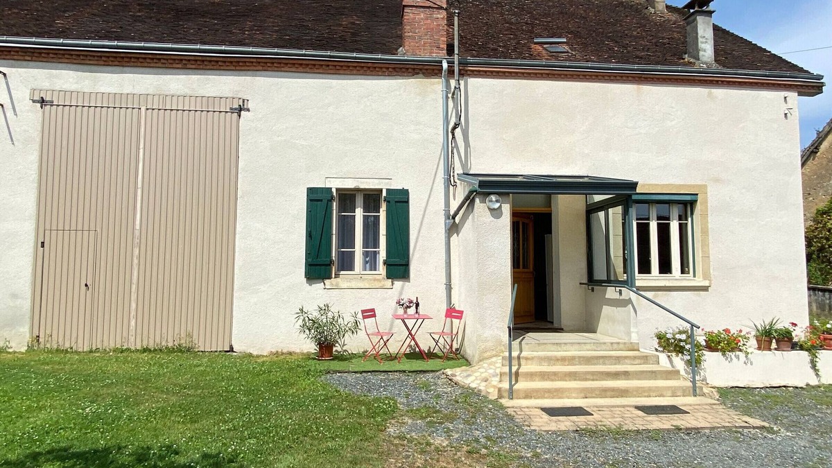 Gournay Cottage | Charming farmhouse with private garden and pond, perfect for exploring Berry