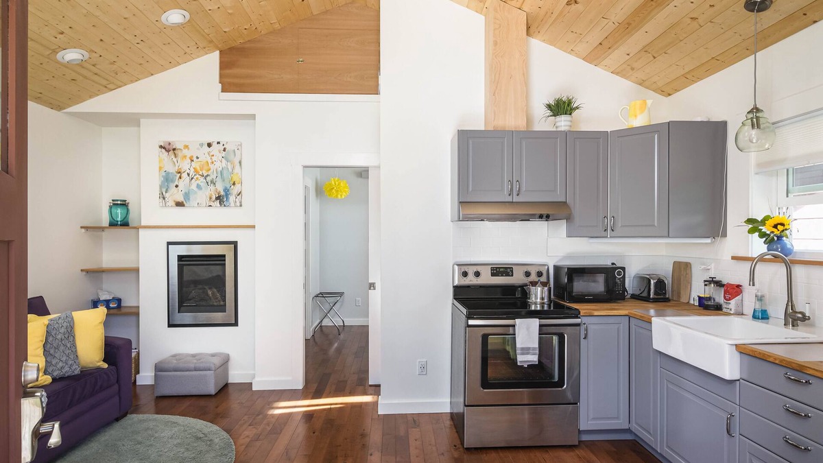 Concordia House | Charming Fireplace! Walk to Alberta Arts SilverStar cottage in NE Portland.