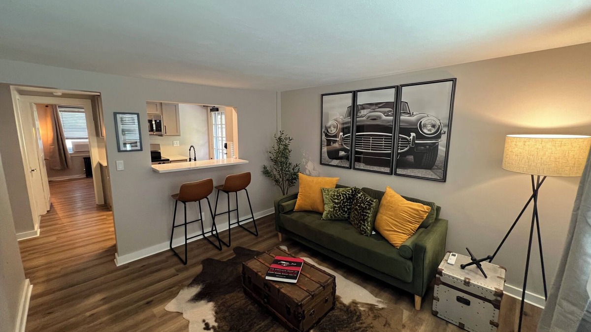 Unionville House | Charming First Floor 1-Bedroom - Steps Unionville Center Shops