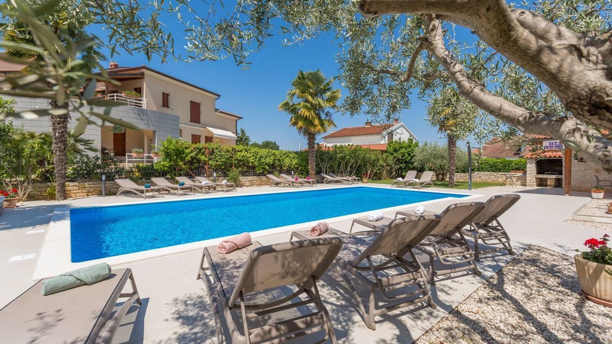 Mali Maj Apartment | Charming flat just 800 metres from the beach with pool, barbecue area, washing machine