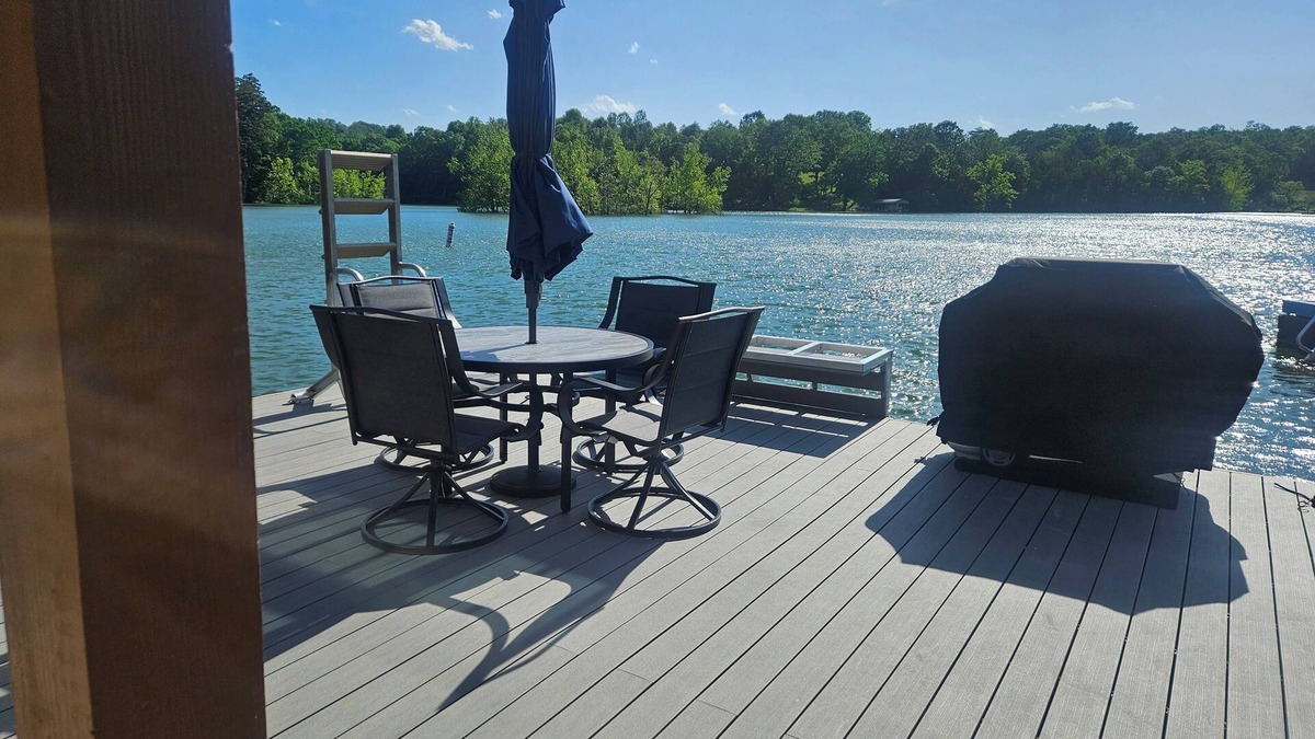 Jacksboro Boat Rental | Charming floating home on Norris Lake with 2 bedrooms, 1 bath and free WiFi!