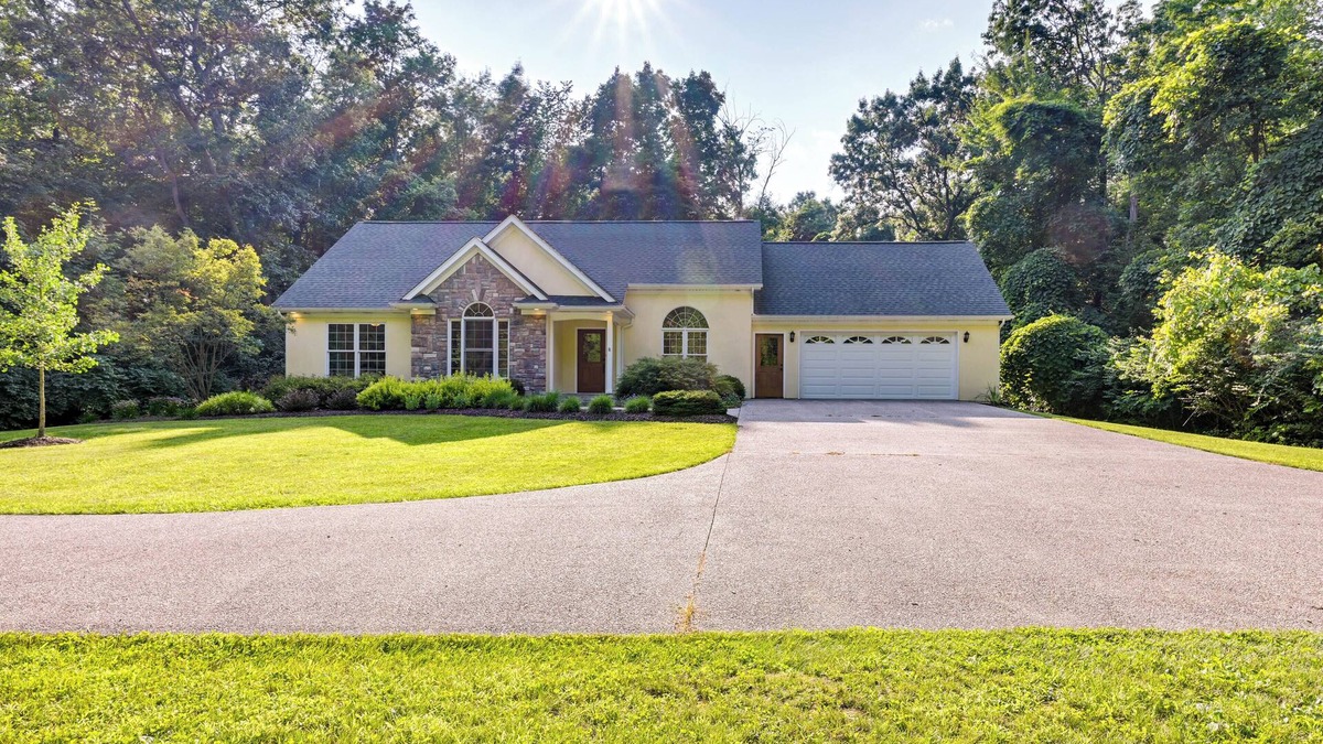 Flushing Township Cottage | Charming Flushing Cottage w/Deck + Spacious Yard!