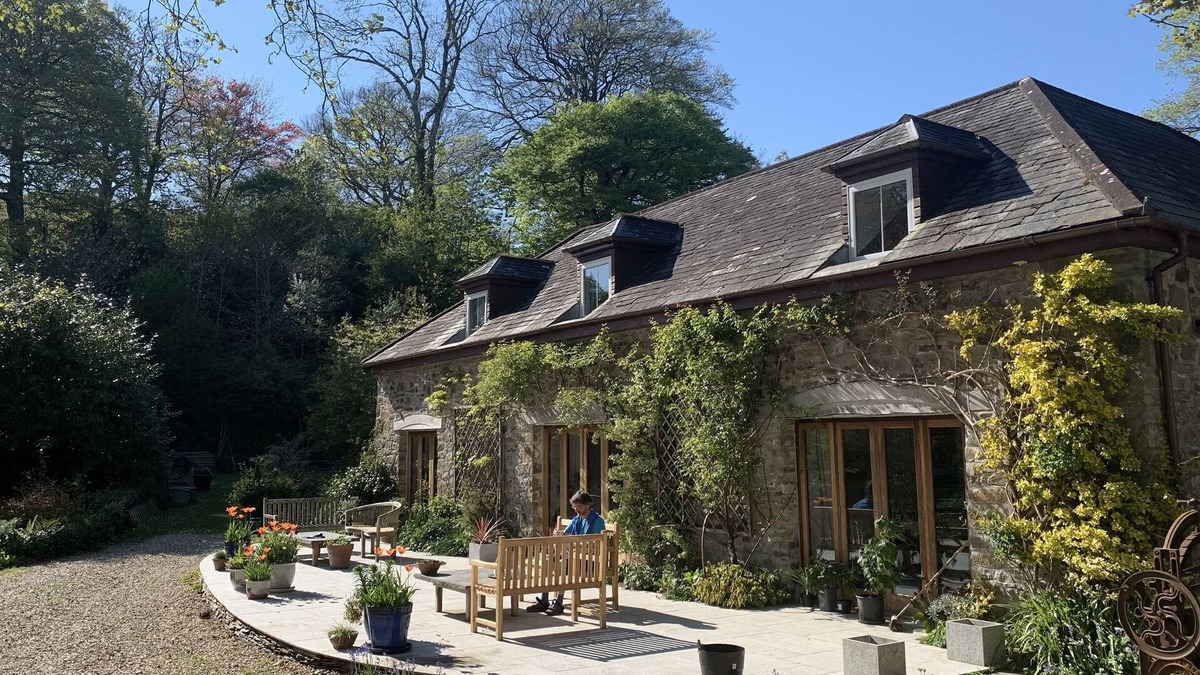 Saint Kew Cottage | Charming former coach house in an idyllic woodland garden, 300m from St Kew Inn.